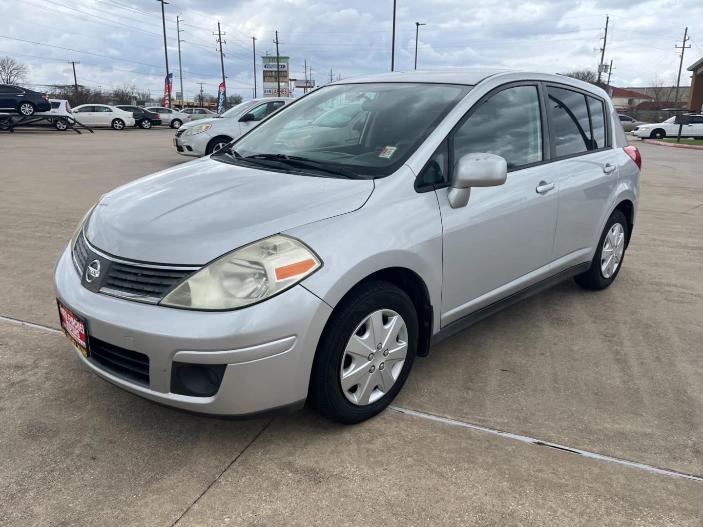 2009 SILVER /black Nissan Versa 1.8 S Hatchback (3N1BC13E09L) with an 1.8L L4 DOHC 16V engine, Manual transmission, located at 14700 Tomball Parkway 249, Houston, TX, 77086, (281) 444-2200, 29.928619, -95.504074 - Photo#2